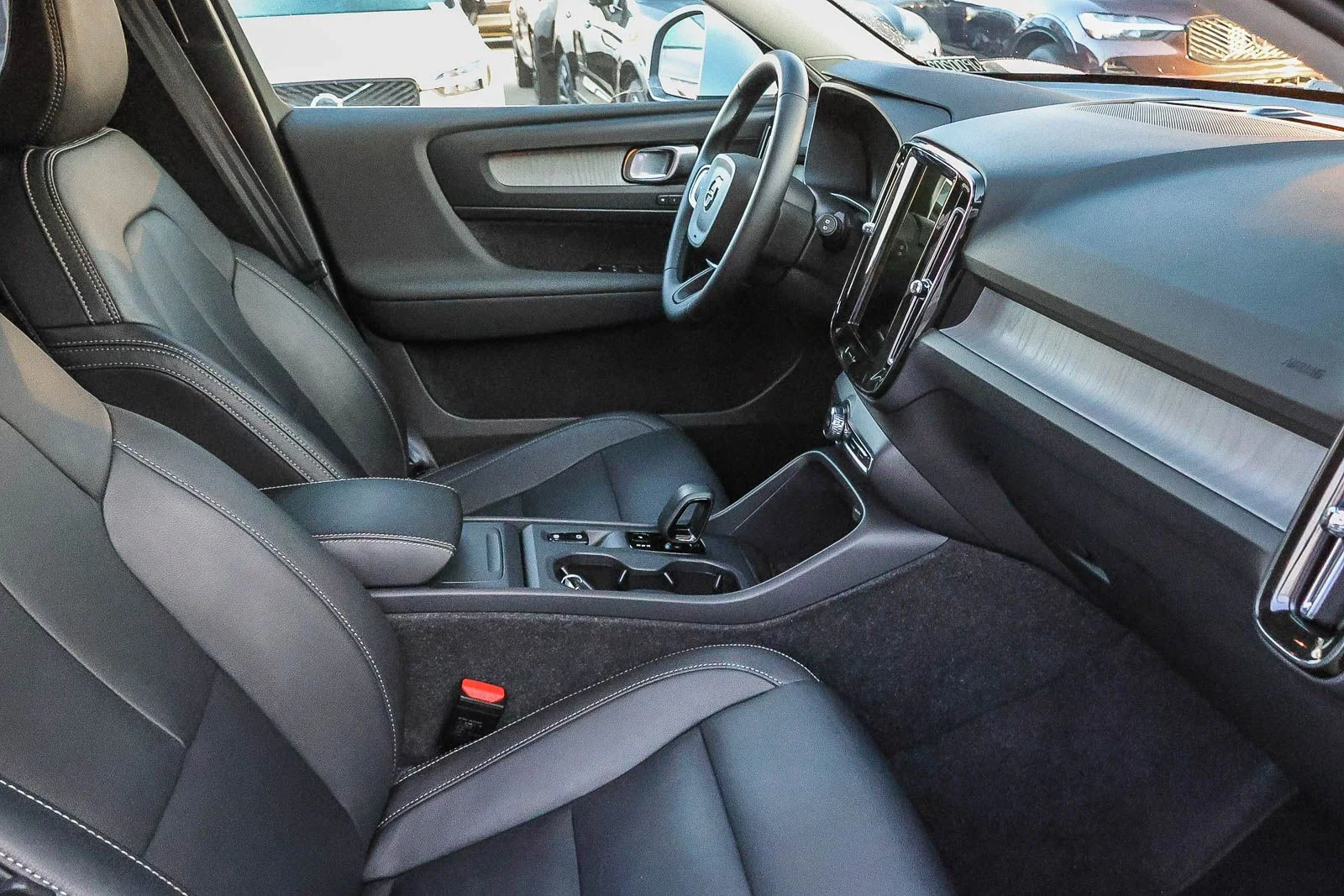 2025 Volvo XC40 Core - Photo 18