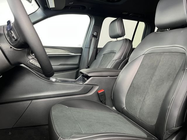 New 2026 Diamond Black Crystal Pearl-Coat Exterior Paint Jeep Altitude image 6