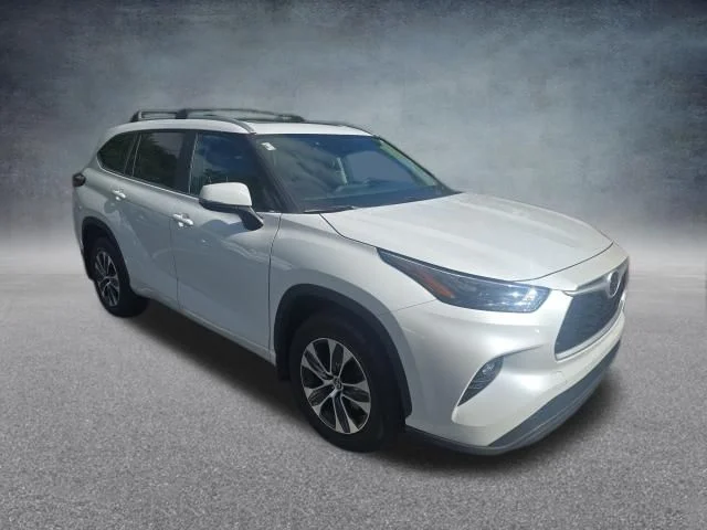 Used 2023 Beige Toyota XLE image 2
