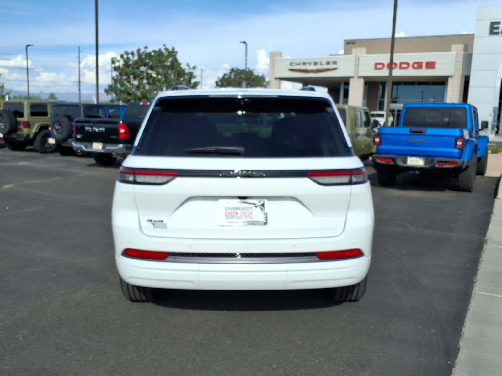 New 2027 Bright White Clear-Coat Paint Jeep Limited Reserve image 5