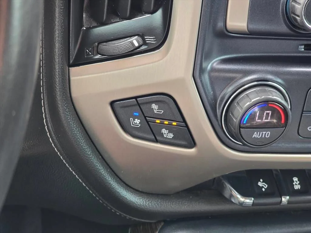 Used 2018 WHITE FROST TRICOAT GMC Denali image 18