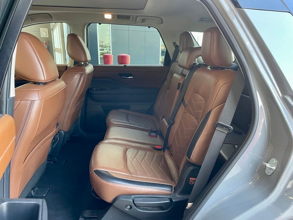 Used 2024 Gray Nissan Platinum image 18