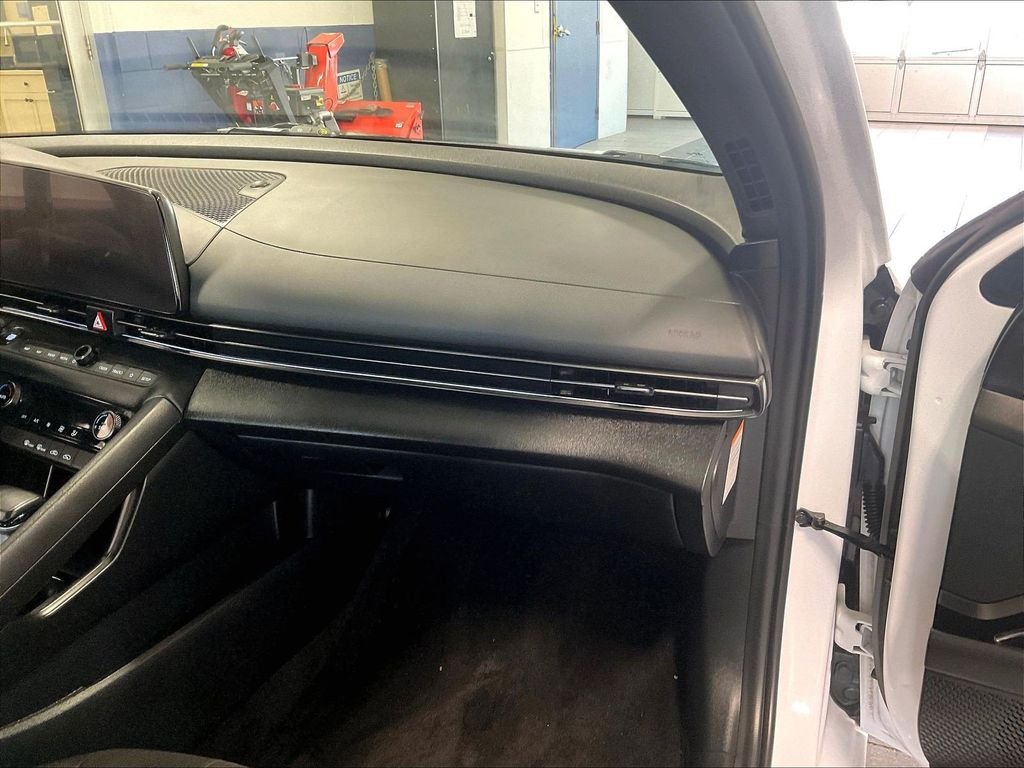 Used 2025 White Hyundai SEL Sport image 13