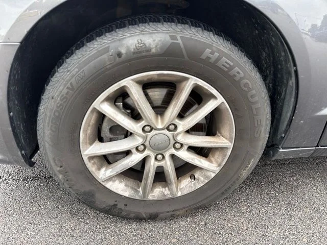 Used 2018 Gray Dodge SXT image 8