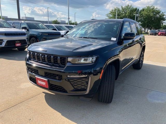 New 2026 Diamond Black Crystal Pearl-Coat Exterior Paint Jeep Limited Reserve image 3