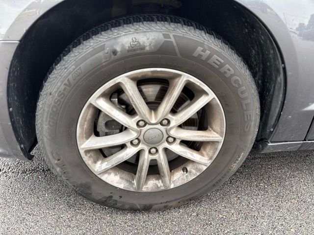 Used 2018 Gray Dodge SXT image 8