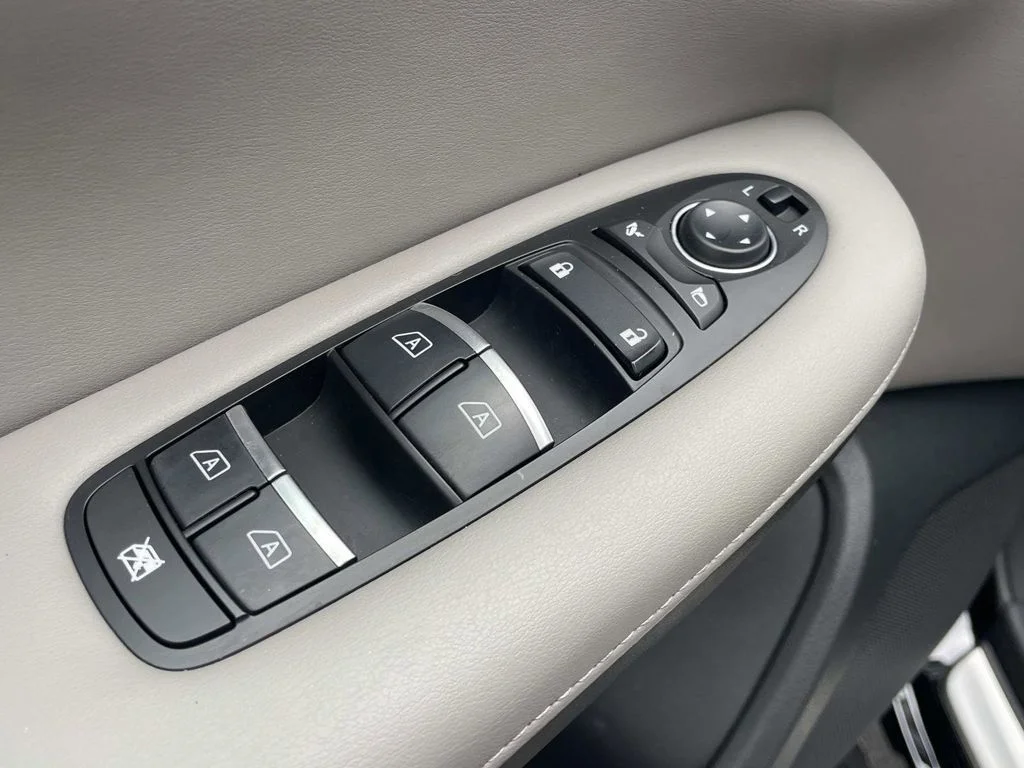 Used 2023 Black INFINITI LUXE image 13