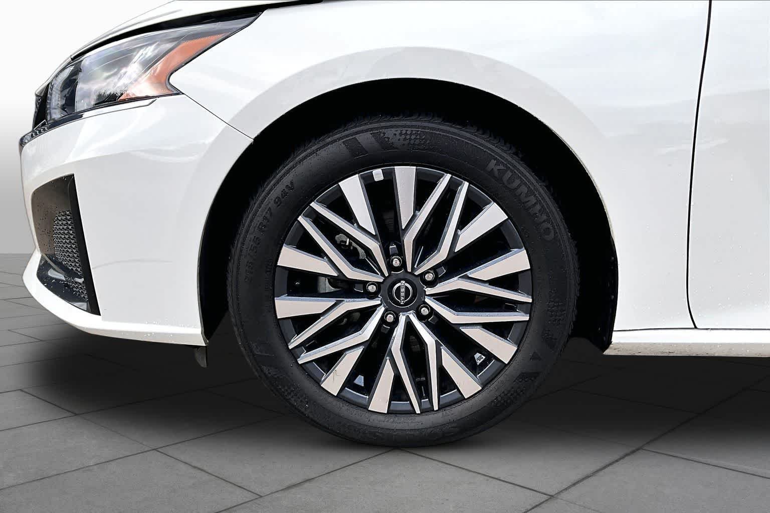 Used 2025 Glacier White Nissan SV image 10