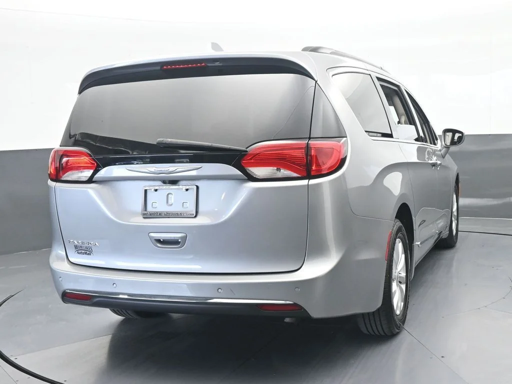 Used 2017 Billet Silver Metallic Clearcoat Chrysler Touring L image 5