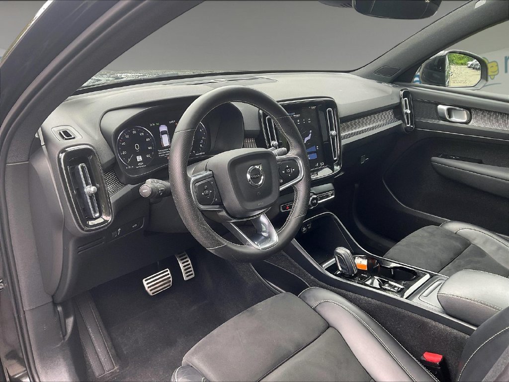 Used 2021 Black Volvo R-Design image 8