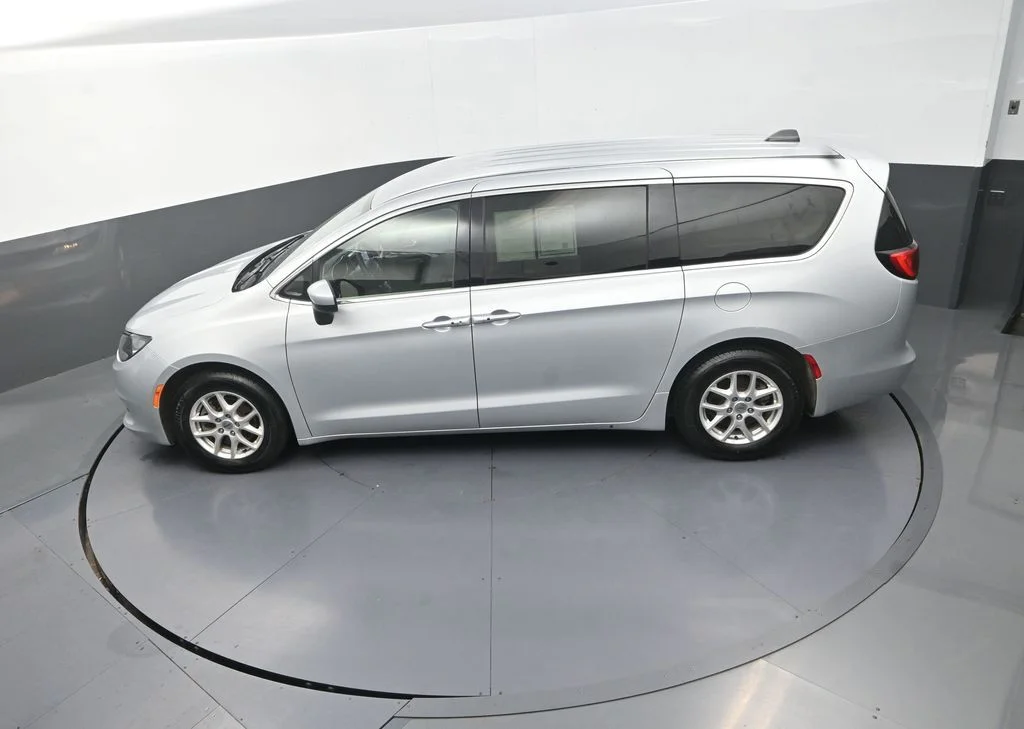 Used 2022 Silver Chrysler LX image 18