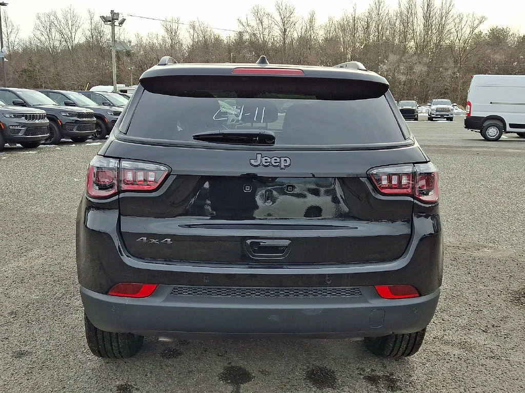 New 2026 Diamond Black Crystal Pearl-Coat Exterior Paint Jeep Limited Altitude image 7