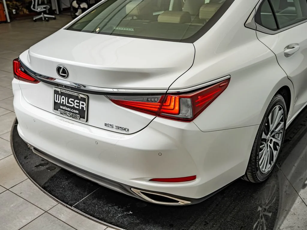Used 2019 White Pearl Lexus 350 image 16