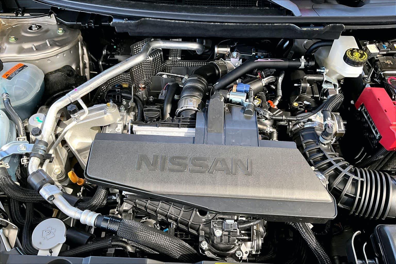 New 2026 Champagne Silver Metallic / Super Black Two-tone Nissan Platinum image 17