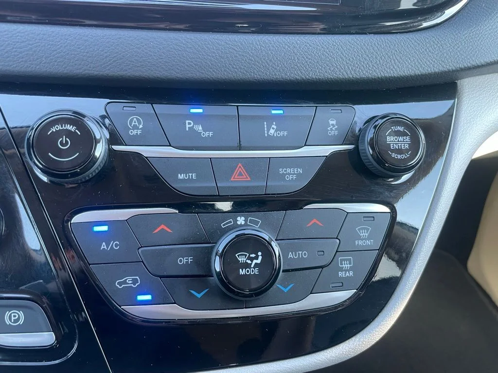 2024 Chrysler Pacifica Touring L - Photo 12