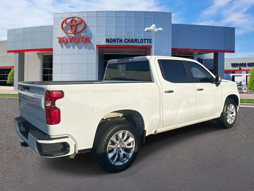Used 2022 White Chevrolet Custom image 8