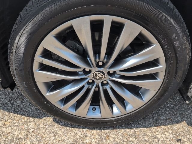 Used 2020 Silver Toyota Platinum image 23