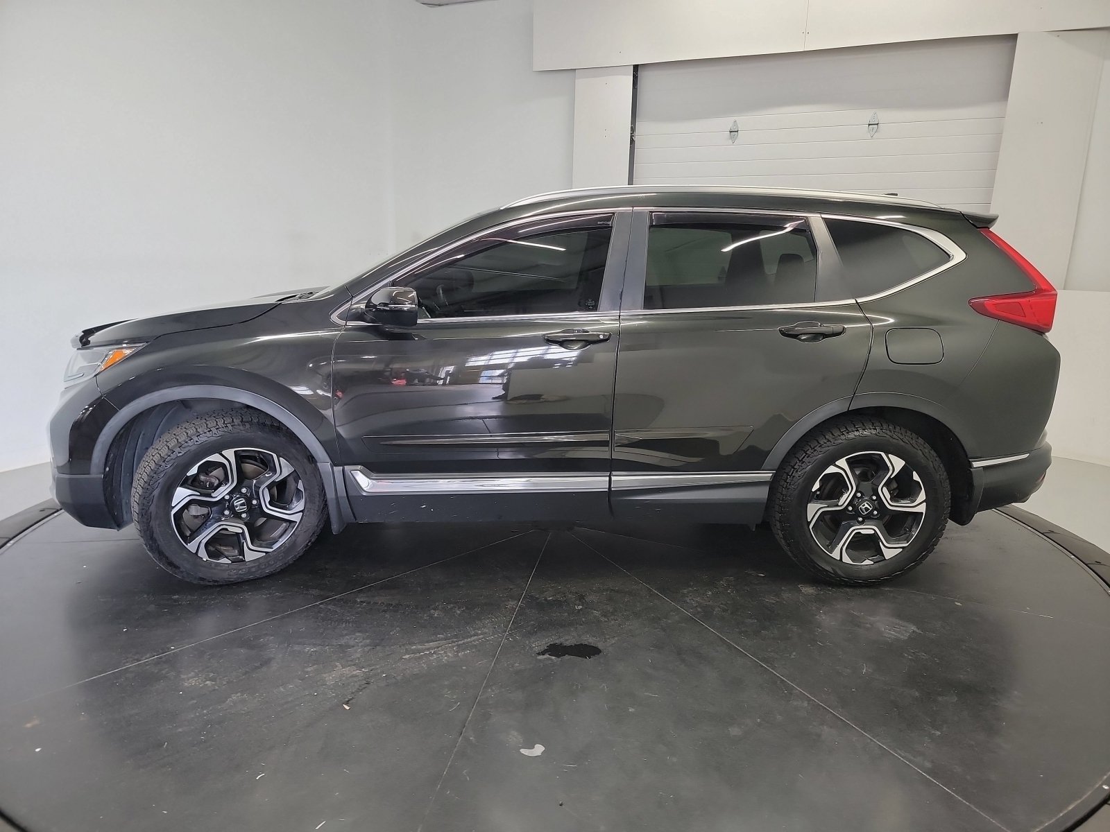 Used 2017 Crystal Black Pearl Honda Touring image 4