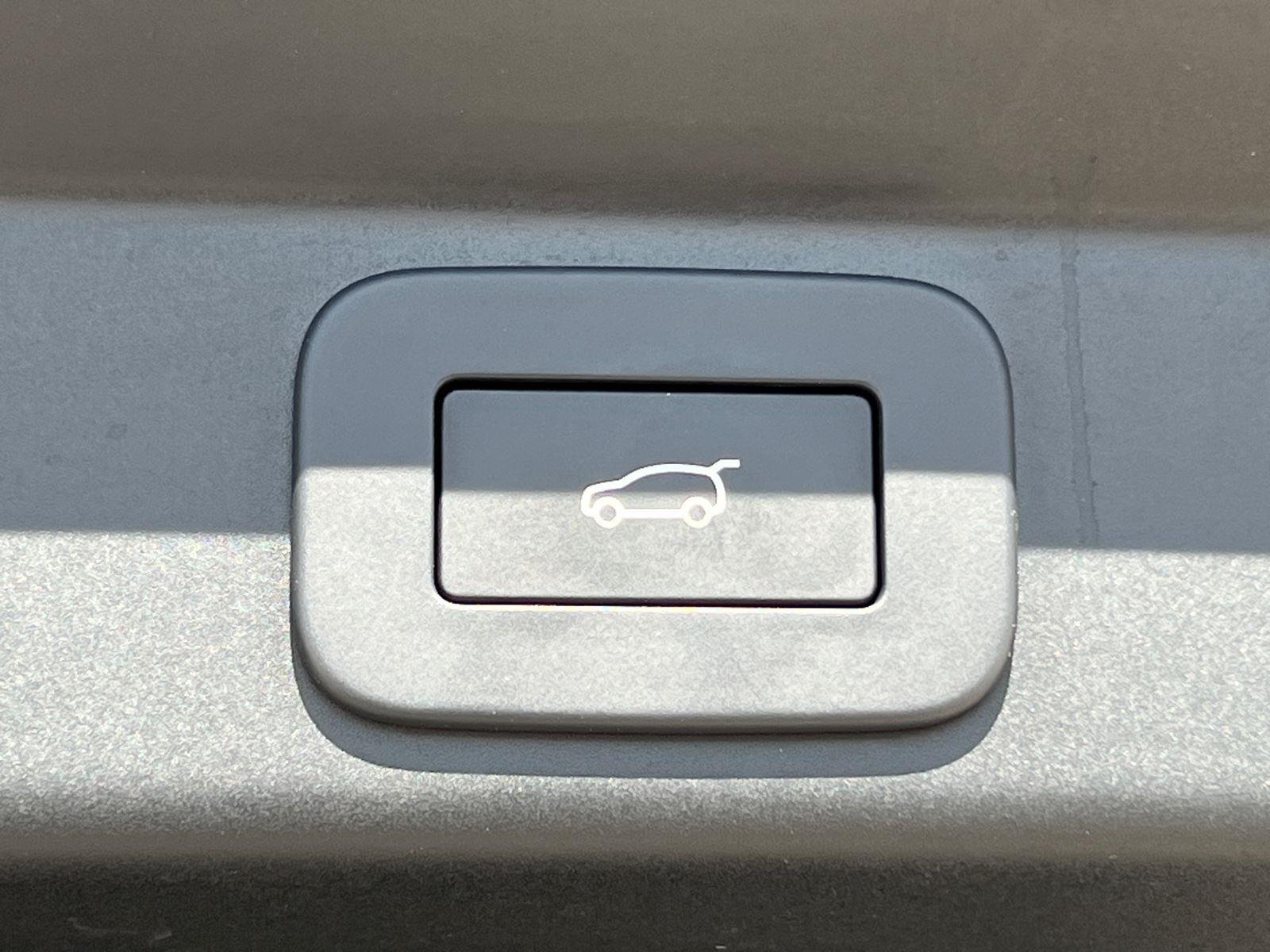 Used 2025  Land Rover SV Edition Two image 19
