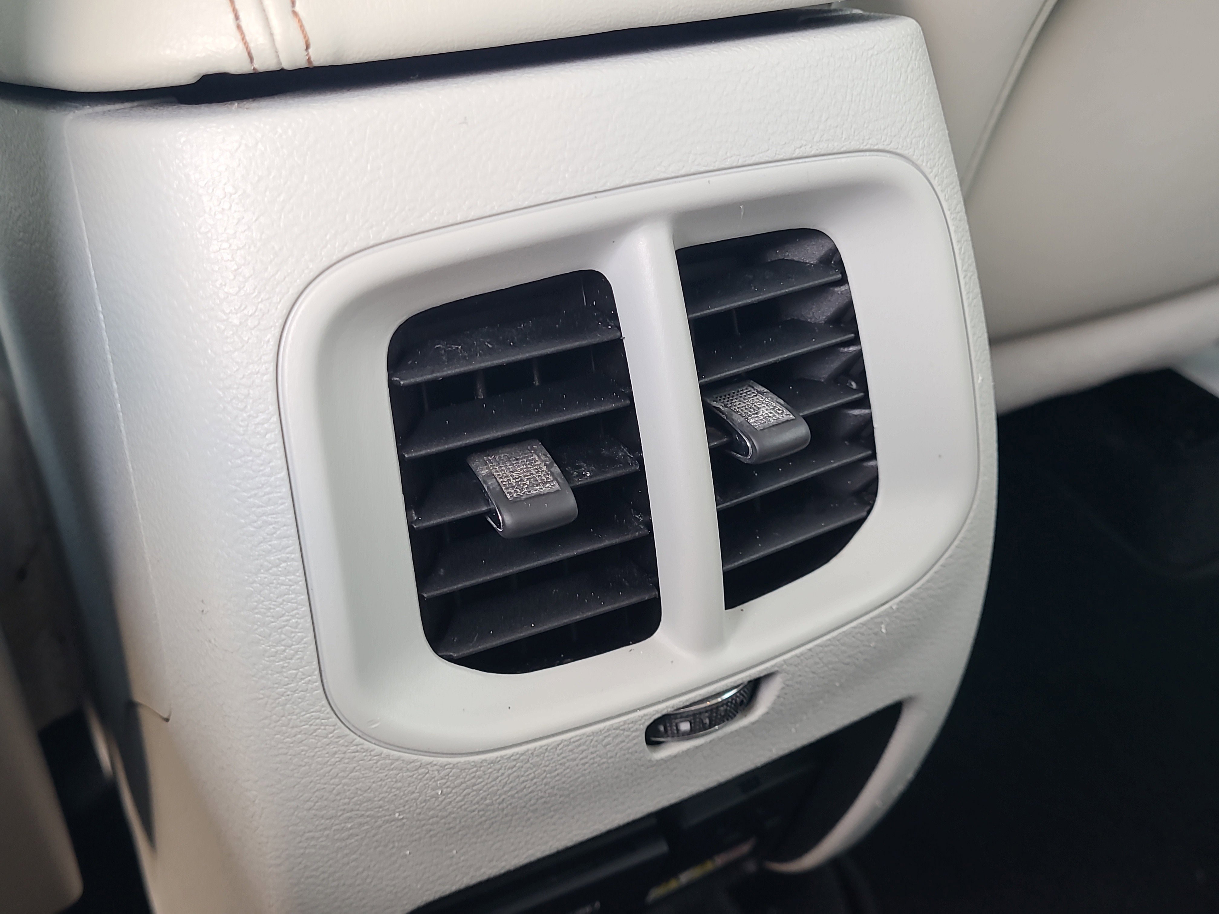 Used 2020 Diamond Black Crystal Pearlcoat Jeep Limited image 13