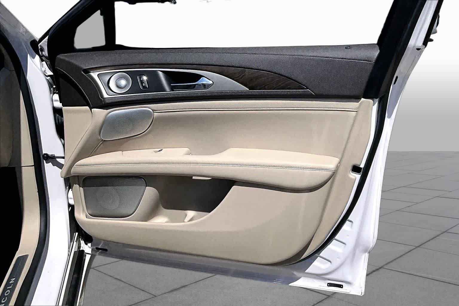 Used 2020 White Platinum Metallic Tri-Coat Lincoln Reserve image 27
