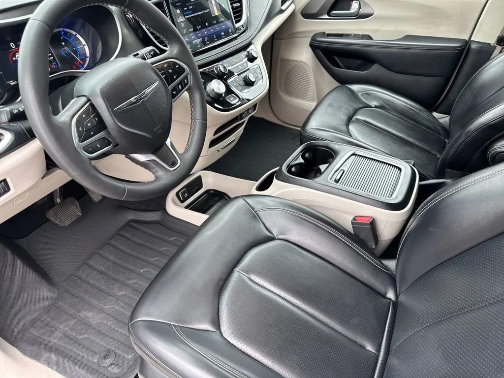 Used 2023  Chrysler Hybrid Touring L image 9