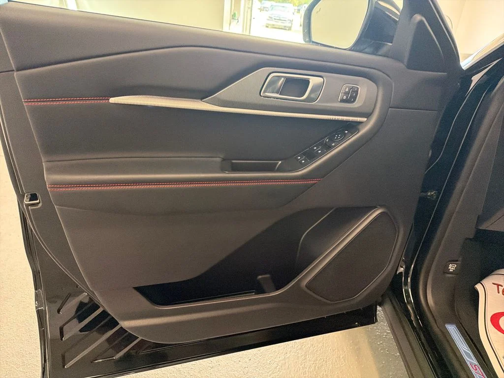 New 2027 Agate Black Metallic Ford ST-Line image 12
