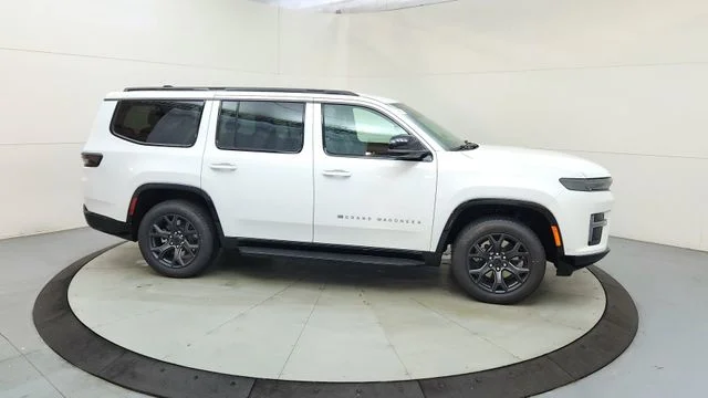 New 2026 Bright White Clear-Coat Exterior Paint Jeep Limited Altitude image 13