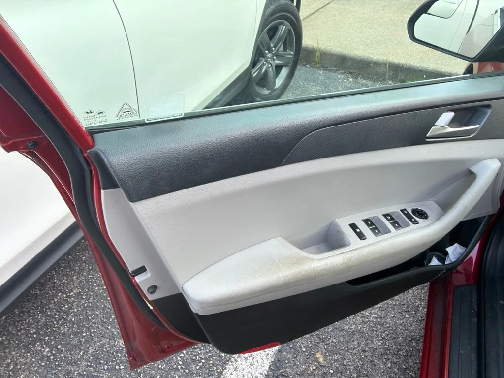 Used 2017 Red Hyundai Base image 17