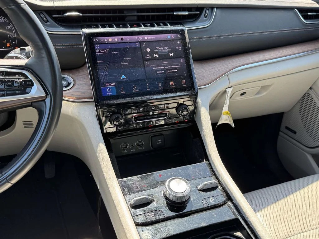 Used 2022 Silver Jeep Summit image 3