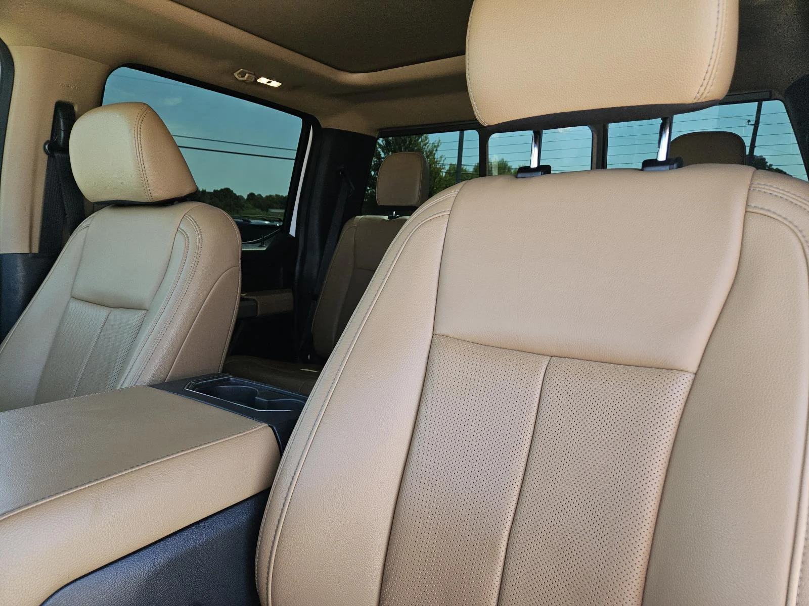 Used 2022 Oxford White Ford LARIAT 4WD Crew Cab 8