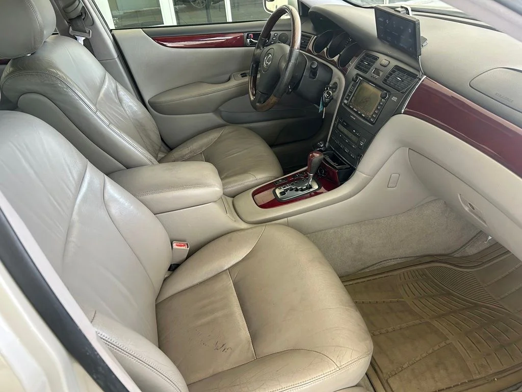 Used 2002  Lexus 300 image 25