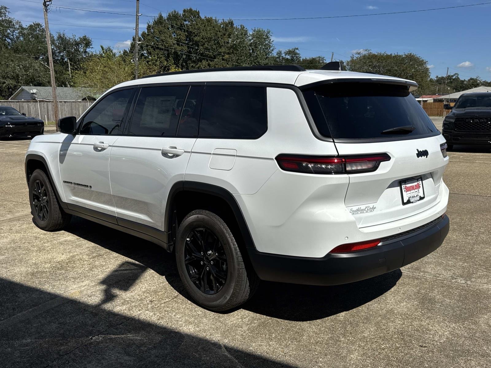 New 2026 Bright White Clear-Coat Exterior Paint Jeep Laredo Altitude image 4