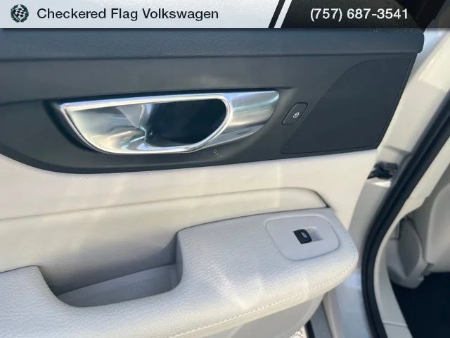 Used 2020 Birch Light Metallic Volvo T5 Momentum image 24