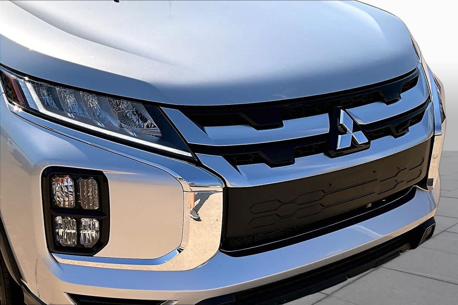 Used 2025 Alloy Silver Metallic Mitsubishi SE image 17