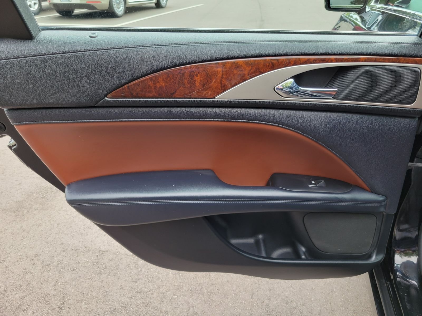 Used 2017 Black Lincoln Reserve image 25