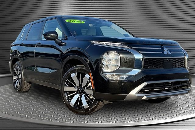 Used 2025  Mitsubishi SE image 3