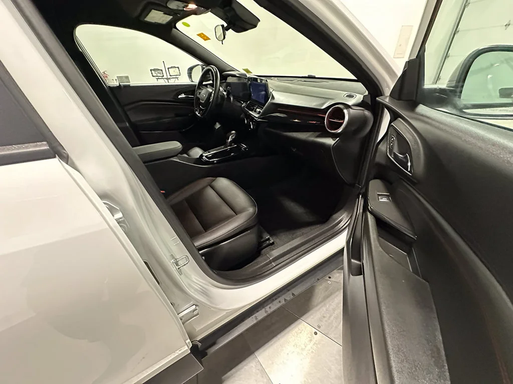 Used 2024 White Chevrolet 2RS image 25