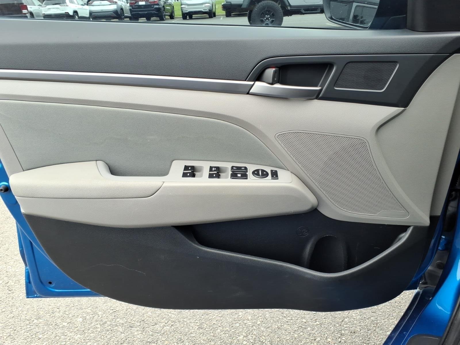 Used 2017 Electric Blue Hyundai SE image 27