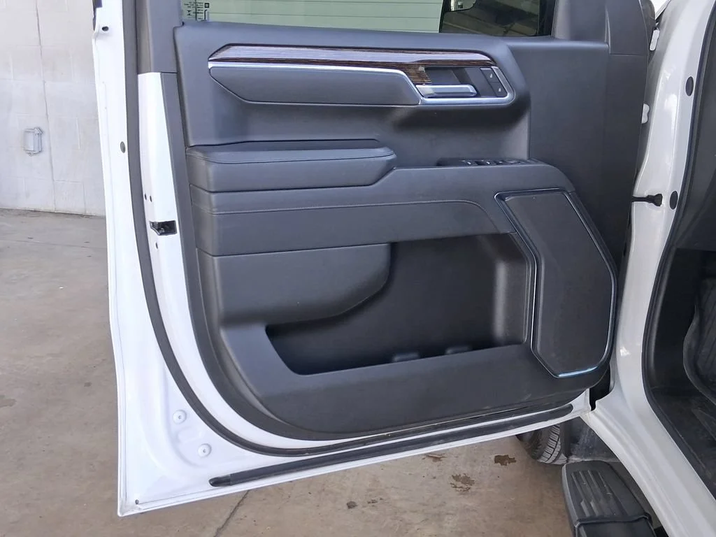 Used 2025 Summit White GMC Elevation image 17