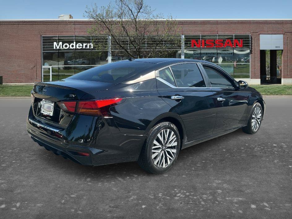Used 2024 Super Black Nissan 2.5 SV image 4