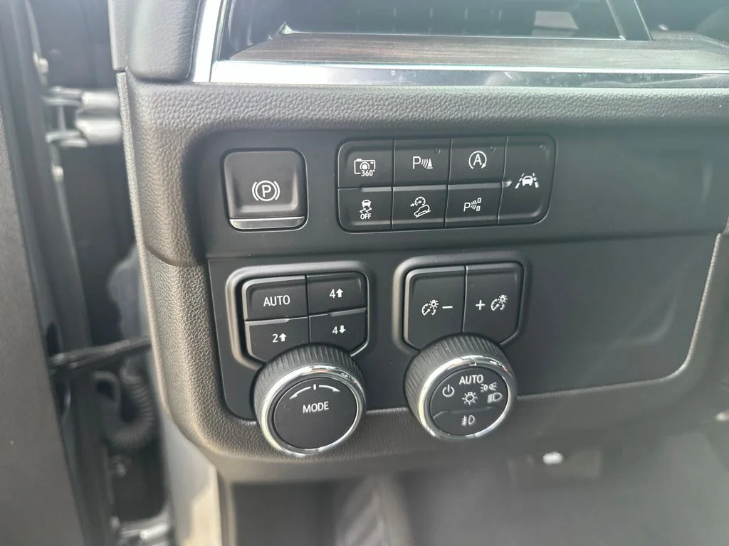 Used 2025 Gray Chevrolet Z71 image 11
