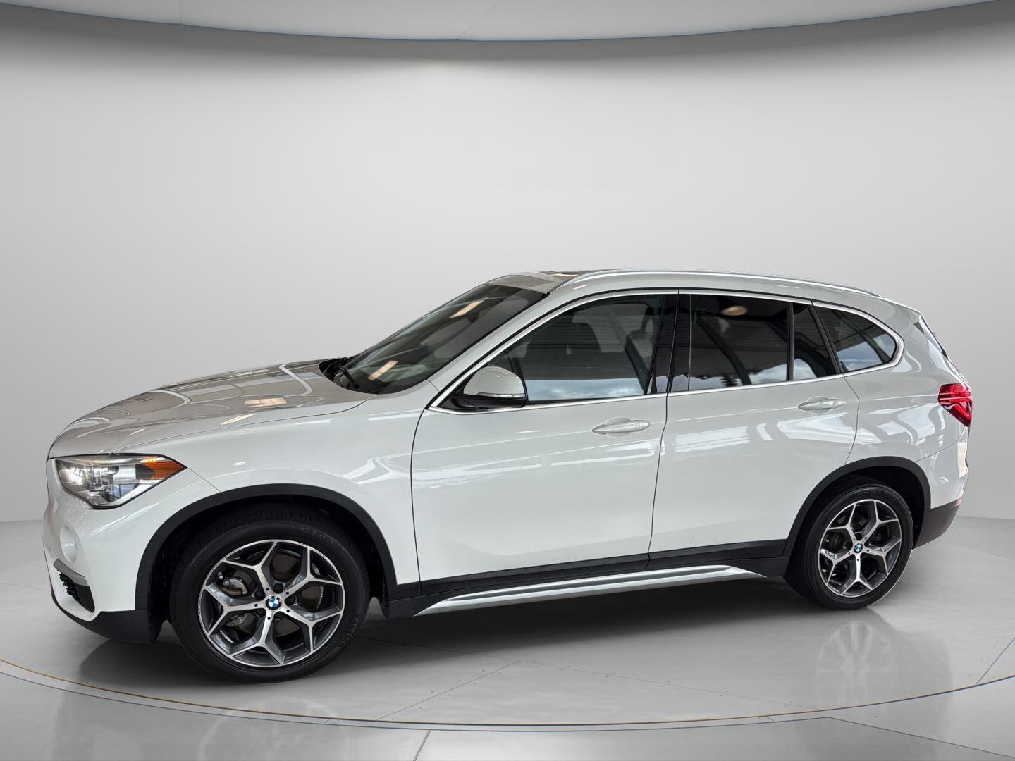 Used 2018 Alpine White BMW sDrive28i image 2