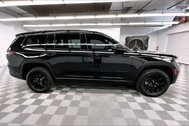 Used 2025 Diamond Black Crystal Pearlcoat Jeep Altitude X image 15