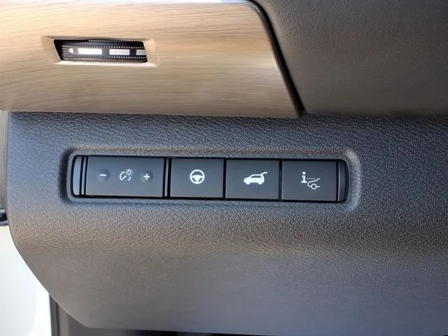 Used 2023 White Nissan Platinum image 13