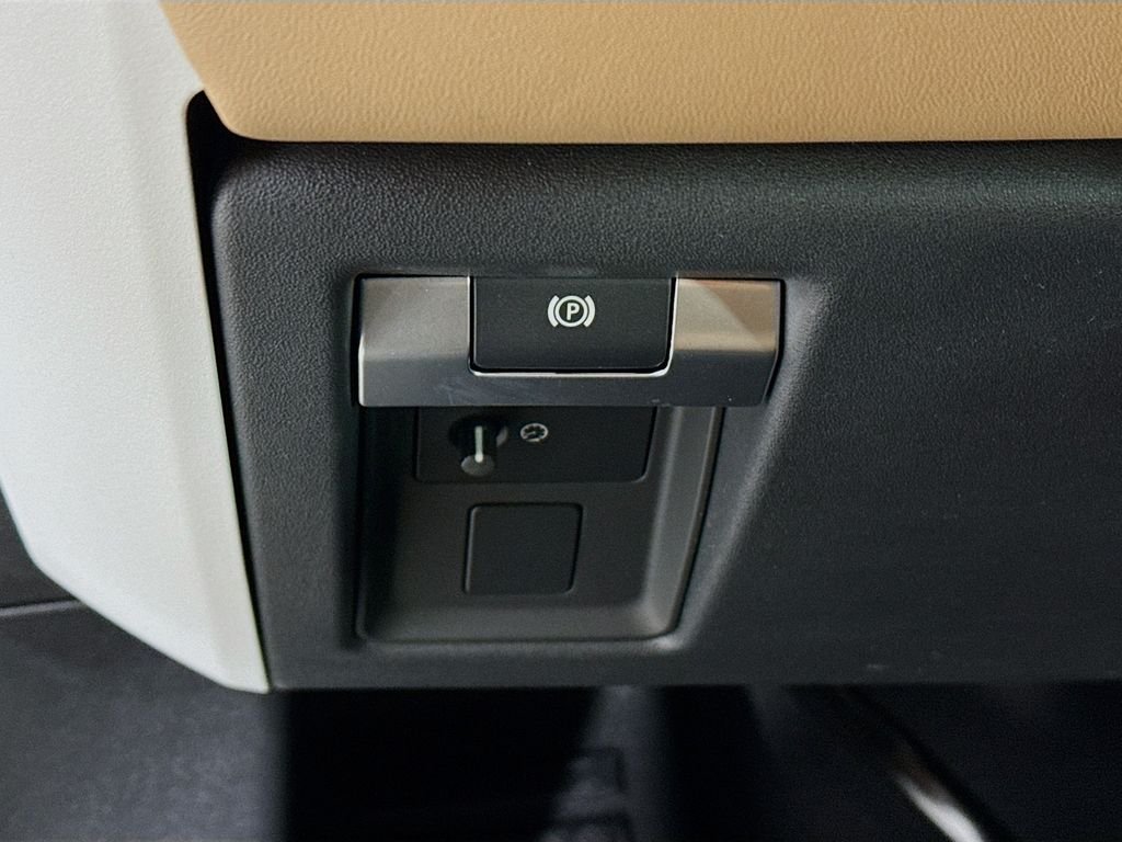 New 2026 Carpathian Grey Land Rover X-Dynamic SE image 11