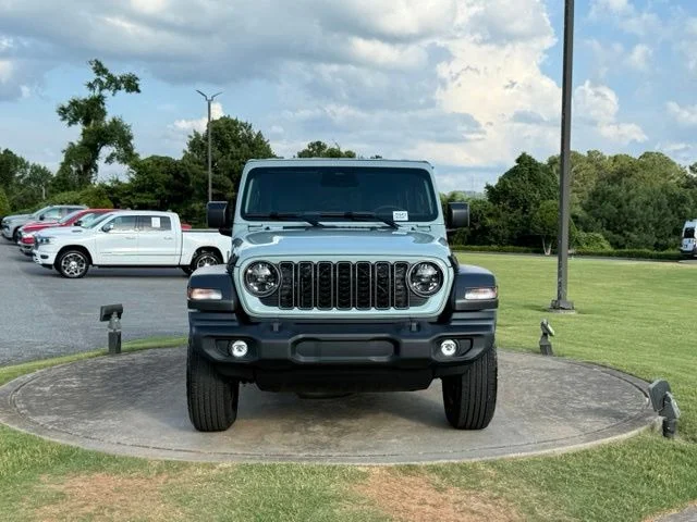 New 2026 Earl Clearcoat Jeep Sport S image 2