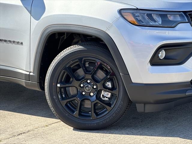 New 2026 Silver Zynith Metallic Clear-Coat Exterior Paint Jeep Latitude image 7
