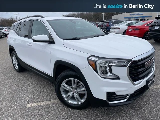 Used 2022 Summit White GMC SLE image 1