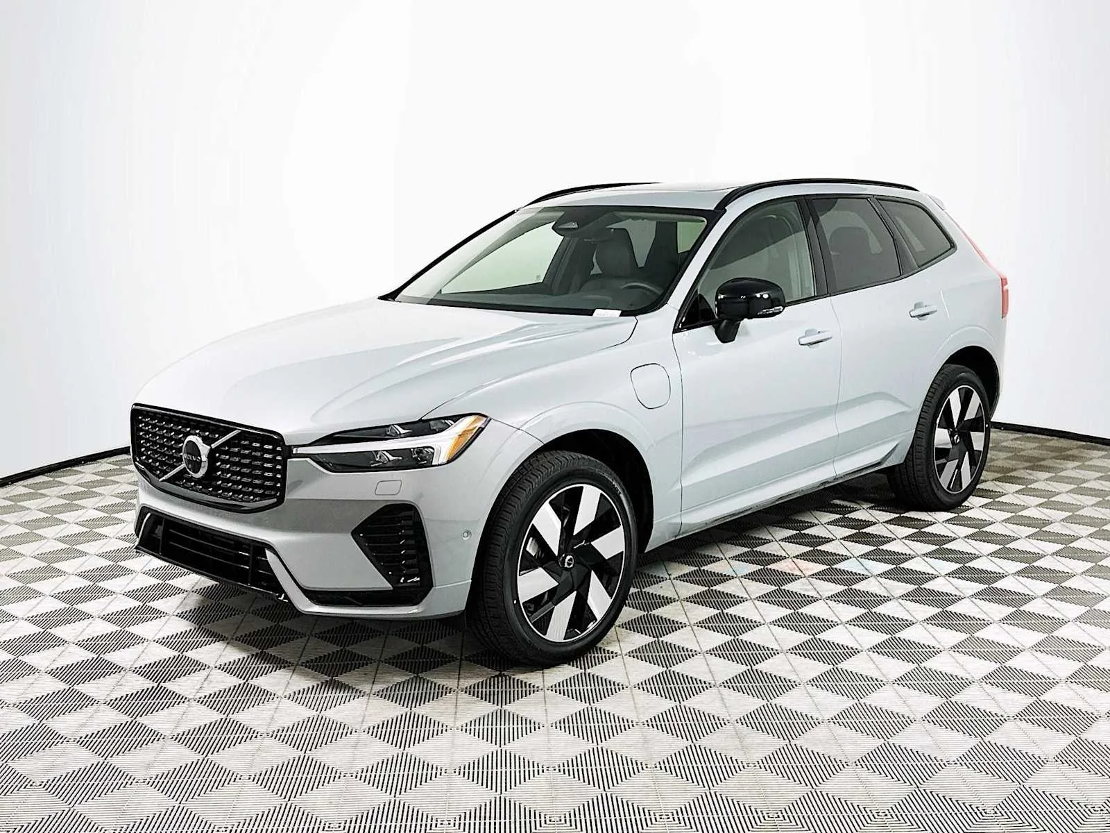 Certified Used 2025 Vapour Grey Volvo Plus image 3